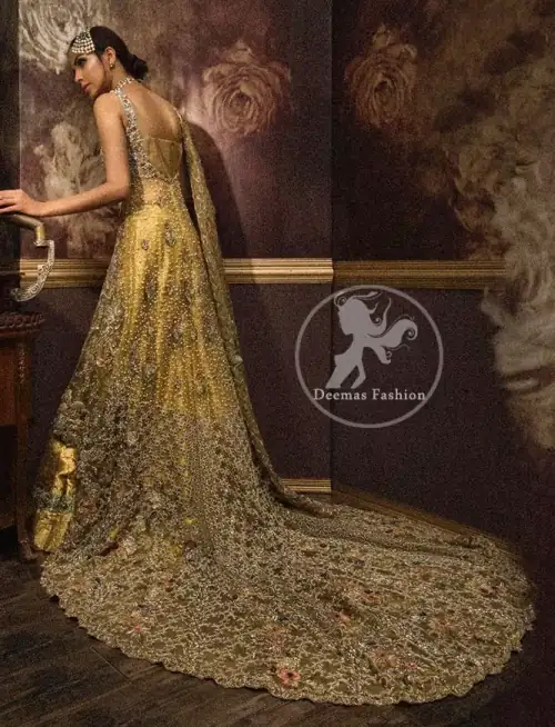 Golden organza lehenga comes with a pure crinkle chiffon dupatta having heavy embroidery. The dress comes with a front-open long-back