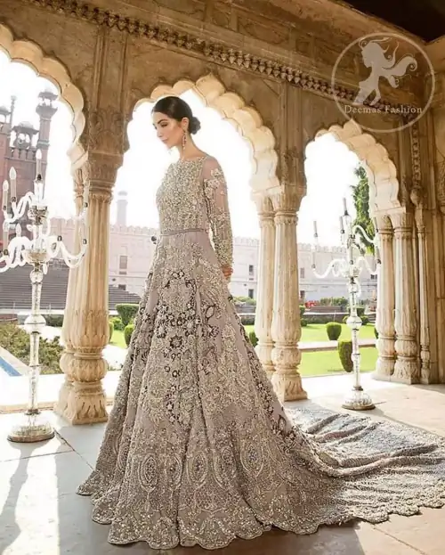 Redefine your style in this traditional and versatile ensemble ornamented with floral and geometric pattern embroidery furnished with kora, dabka,