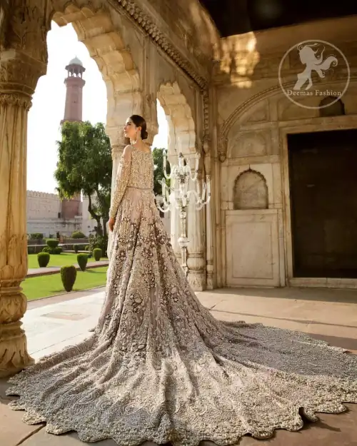 Redefine your style in this traditional and versatile ensemble ornamented with floral and geometric pattern embroidery furnished with kora, dabka,