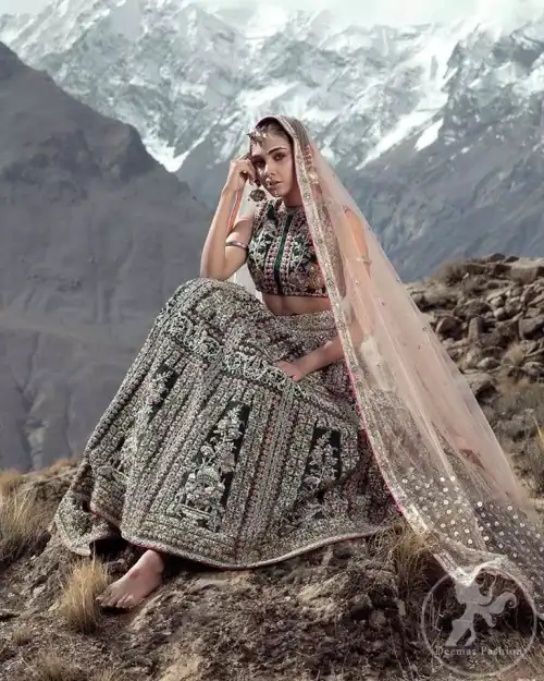 Delicately crafted and personifying chic elegance with an element of grandiose. This dress is beautifully sculptured with floral embroidery, adorned