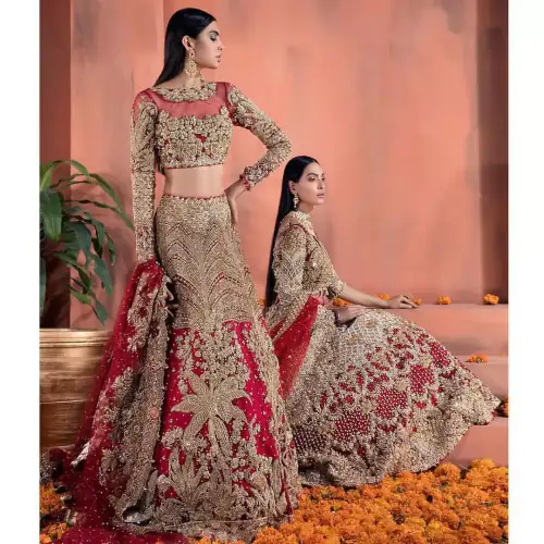 Captured in traditional silhouette, The bridal stands out due to its uniqueness and the perfect fusion of modern cut and