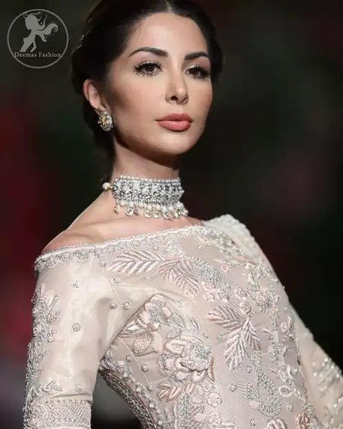 The bridal stands out due to its uniqueness and the perfect fusion of modern cut and traditional embroidery. This dress