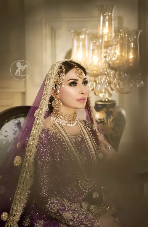 Reflecting royalty and the majestic beauty of statuesque shape and silhouette this bridal dress is perfect for your special day.