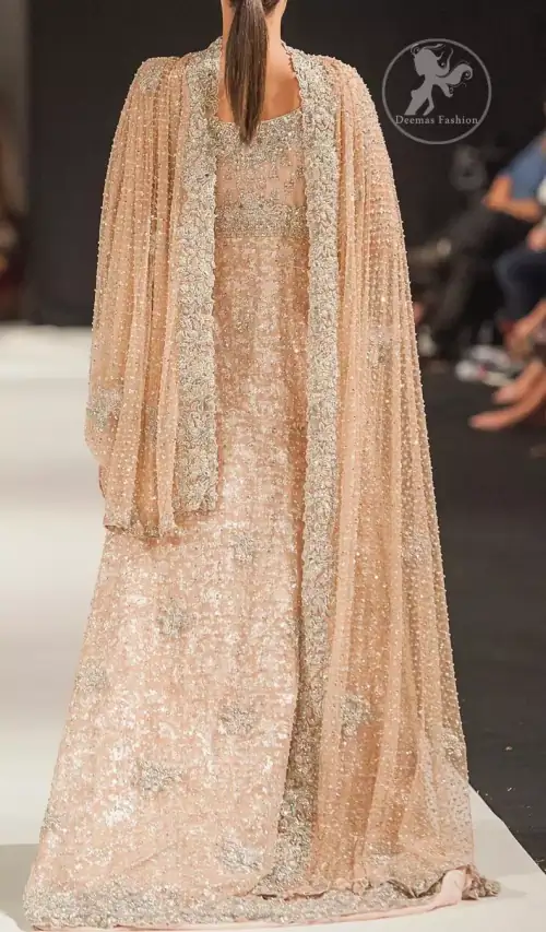 The bridal stands out due to its uniqueness and the perfect fusion of modern cut and traditional embroidery. This dress