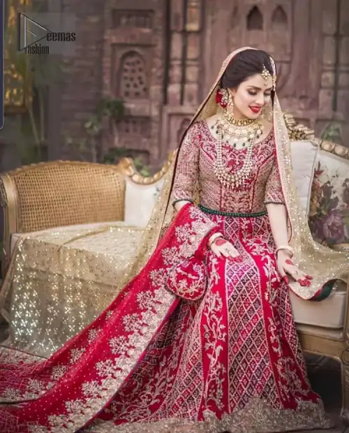 A bed of red roses translated onto a dress decorated, elaborate and flamboyant elegance. This bridal wear is perfect for
