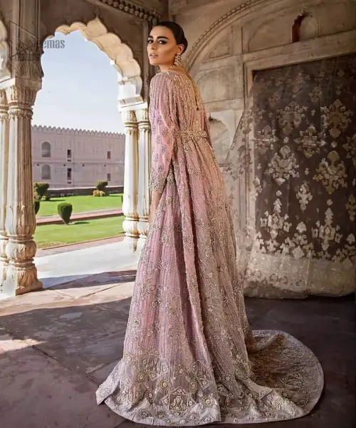 Exude elegance and class in this back trail maxi finessed with beautiful embellishment. The outfit is beautifully sculptured with floral