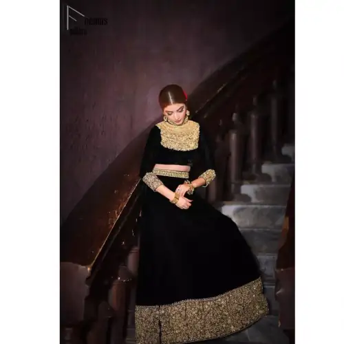 Embrace the season of festivities with this beautiful dress. This elegant ensemble turns timeless piece into a chic fantasy. The