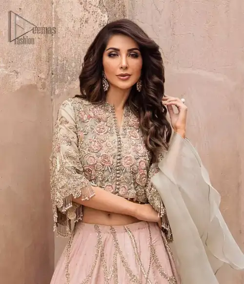 This artisanal piece is rendered in grace and timelessness. An example of beauty and elegance. Look breathtakingly stylish in this