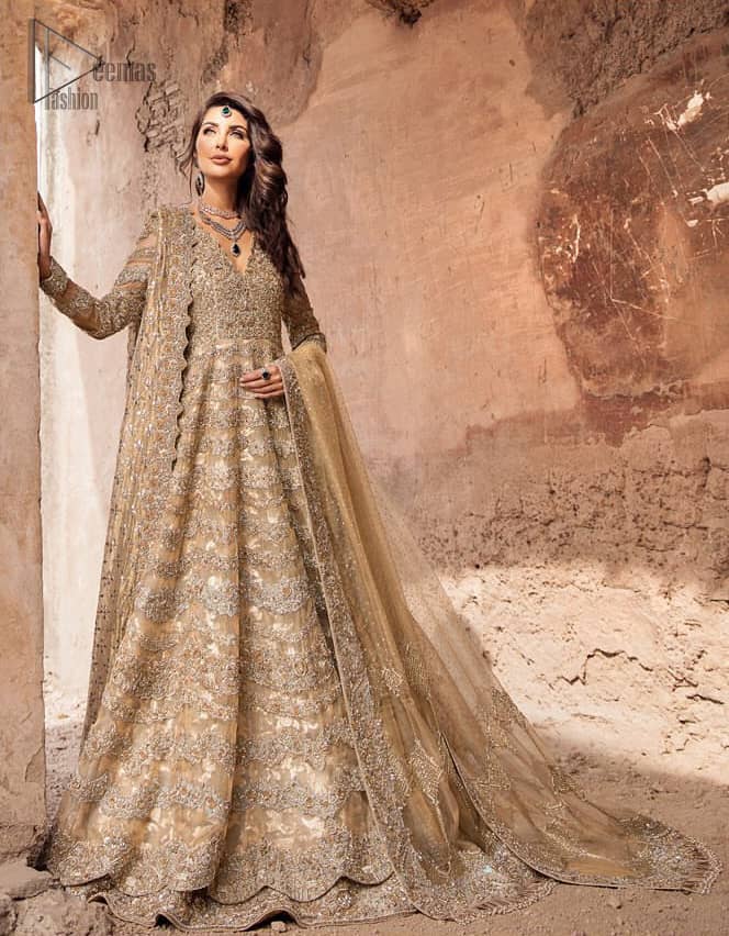 This artisanal piece is rendered in grace and timelessness. The floor length maxi highlights the collision of heritage and beauty of traditional zardozi work and craftsmanship with modern chic silhouette. The bodice with plunging V-neckline is adorned in richly zardozi work with fabulous sparkle. It boasts a pretty scallop hemline. The lehnga is done with thick kora and dabka borders to completes the look. This outfit is comprises with chiffon dupatta sprinkled with sequins on the ground and and four sided border.