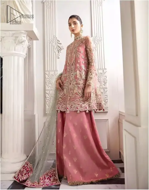 Let the crowd stare and make it worth their while when you walk wearing this outfit. A perfect ensemble for