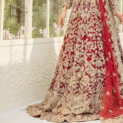 This bridal dress is perfect for your big day. Our bride makes a statement in this stunningly floraison, perfect blend