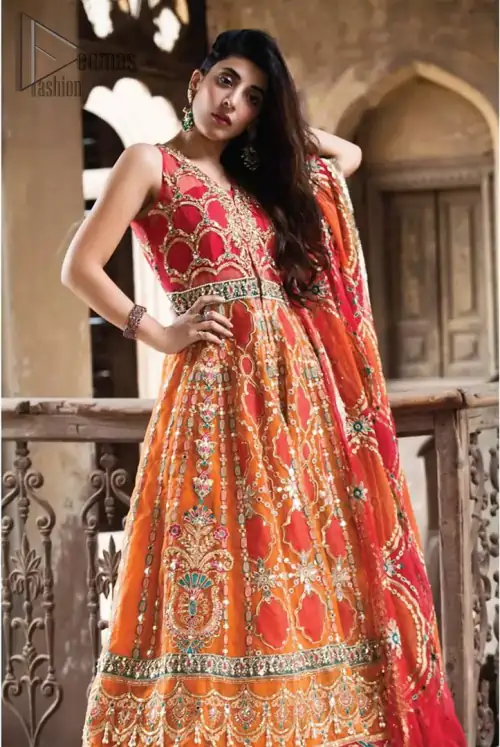 This artisanal piece is rendered in grace and timelessness. Brighten up your look with this mix of floral and geometrical