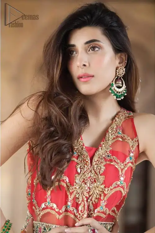 This artisanal piece is rendered in grace and timelessness. Brighten up your look with this mix of floral and geometrical