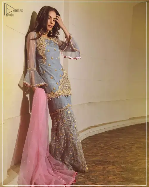 Embrace the season of festivities with this beautiful dress. The chic yet elegant outfit is decorated with golden embroidery, embellished