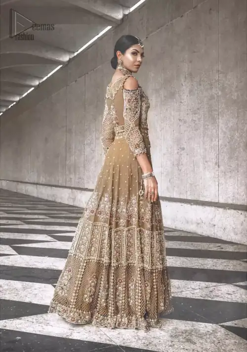 This mehndi green outfit totally pulled off our classic bridal wear with an unmatchable grace giving major bridal goals. Featuring