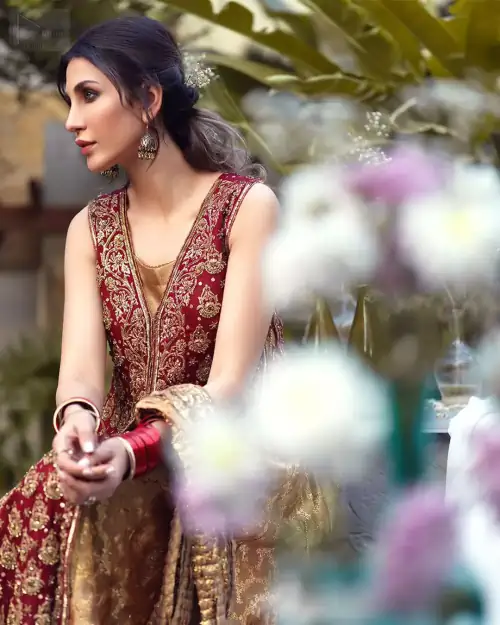 Impeccably on trend, this chic, romantic and oh-so-elegant ensemble is perfect for the one who want to mix vintage touches