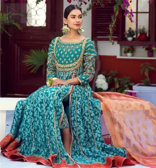 The perfect combination of tradition and class. With a lot of attention to detail, the intricate zardozi work with using