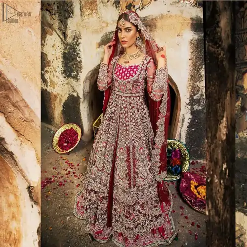 Complete your big day with the perfect dress in our selection of stunning wedding dresses. This artisanal piece is rendered