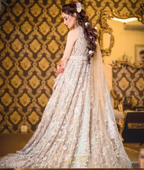 Your graceful personality demands a royal touch, which is why the Fawn Back Train Maxi ensures imperial distinctiveness. As per