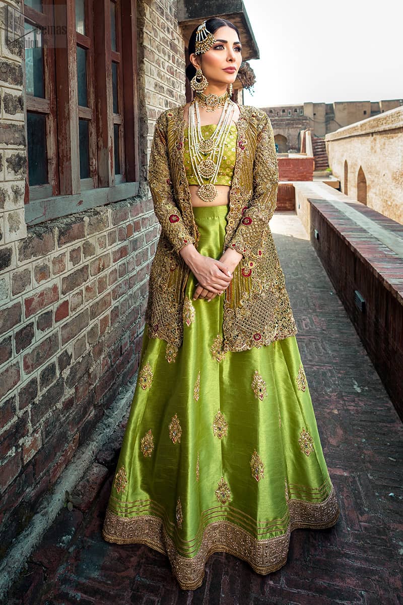 The dress code follows a bright green, highly gorgeous blouse made with katan banarasi jamawar, a tissue lehenga and dupatta made out of the finest of organza.  Once worn with confidence, this admirable bridal wear will make you an embodiment of true beauty on your Mehendi Mayon. Bright Green Lehenga Blouse – Front Open Shirt.