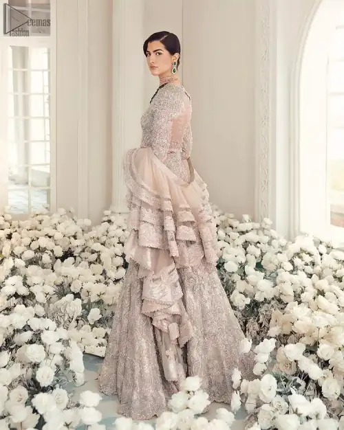 Your wedding day becomes more memorable when the guests are stunned by your majestic beauty and the perfect arrangements that