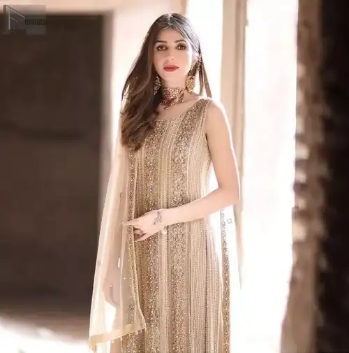 It comes with pure chiffon sharara, followed by an organza dupatta which is sprinkled with sequins all over it.