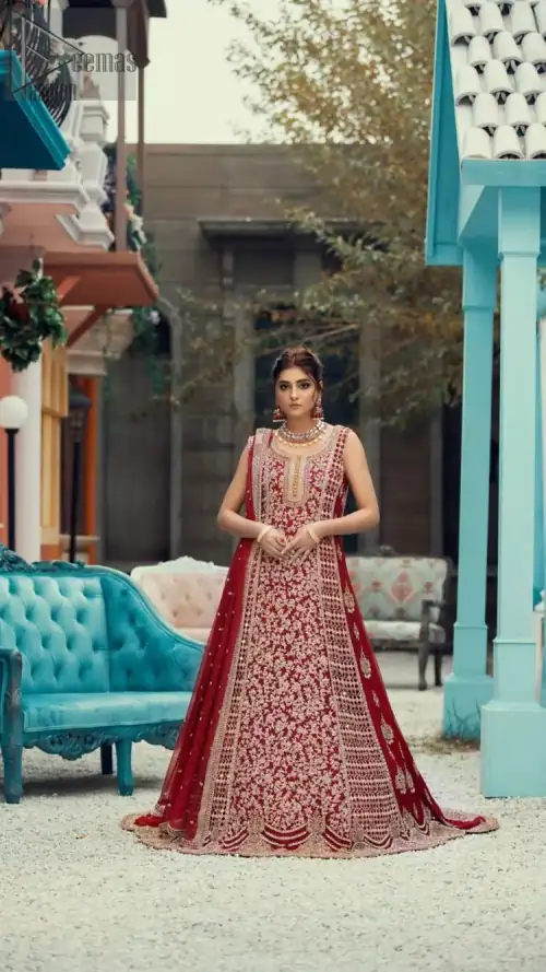 A marvellous back train, an elegant can-can style, styled with a ravishing criss-cross pattern and decorated with floral motifs. Red