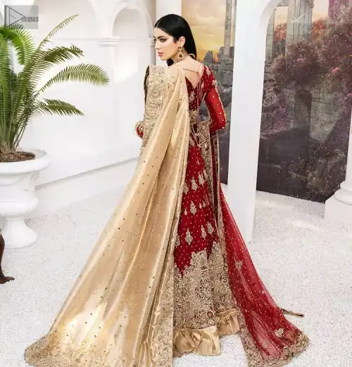 Under its highly exquisite round neckline, the dress sparkles with magical golden embroidery, designed with delicacy and professionalism.