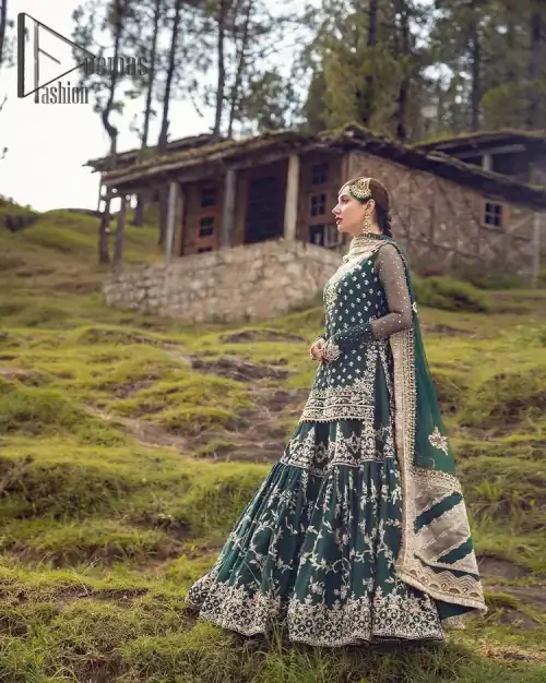 The eccentric Bottle Green outfit sings a melody just for you! The ghrara in bottle green is enriched with golden