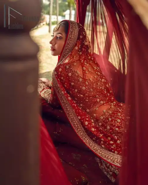 Make your moment memorable by being a dreamy lady in this red can-can lehenga boost with floral motifs. This dreamy