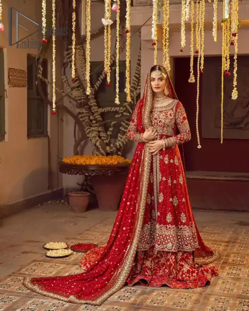 Some pieces are specifically hand-crafted to speak to your heart just like this red front open Pishwas. The pishwas with