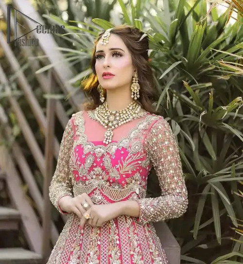 A colour splash, a floral dream. Let your energy shine with this pink outfit. Make a dramatic entry with pink