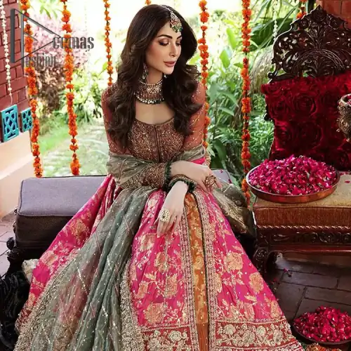 Be one with defying fashion winds and become a trendsetter. The captivating combination of front open style with the round