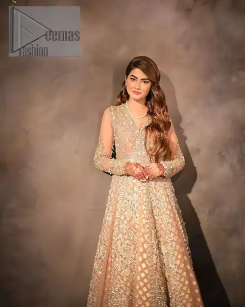 Its lustrous, lush and lavish in every sense of the word with its dazzling nude peach base. The nude peach