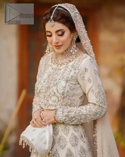 Ivory is effortlessly snappy and fun with the essence of pop. Introducing the Walima outfit for the happiest bride. Starting