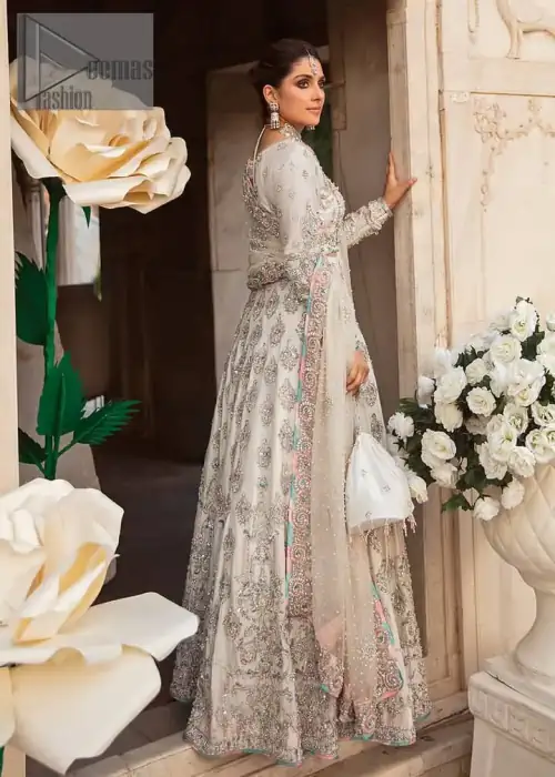 Ivory is effortlessly snappy and fun with the essence of pop. Introducing the Walima outfit for the happiest bride. Starting