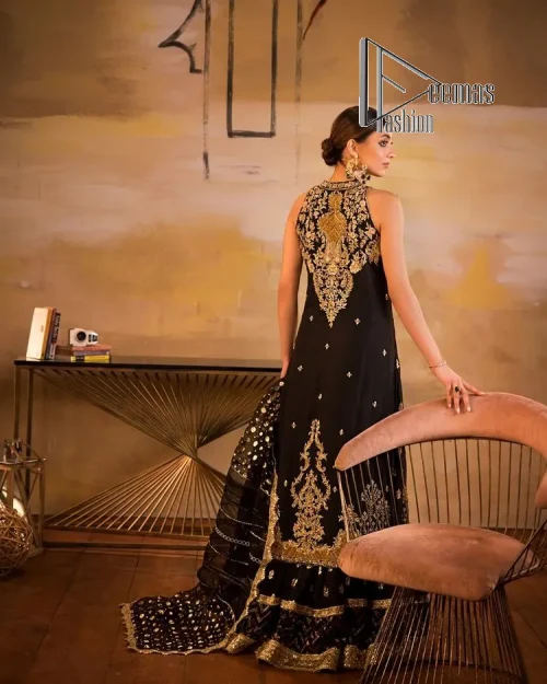 Black is just a vibe in any kind of party. DeemasFashion presents a luscious black base that serves as a