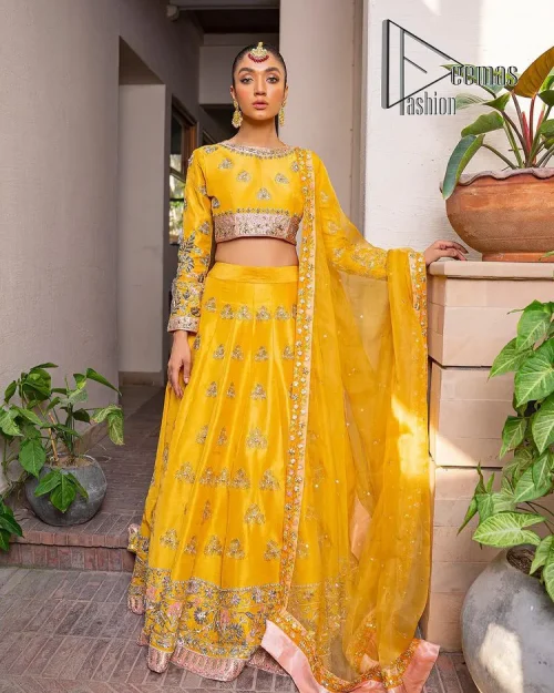 Yellow is just associated with mehndi as the sun is associated with brightness. DeemsFashion presents the bright yellow Pakistani mehndi