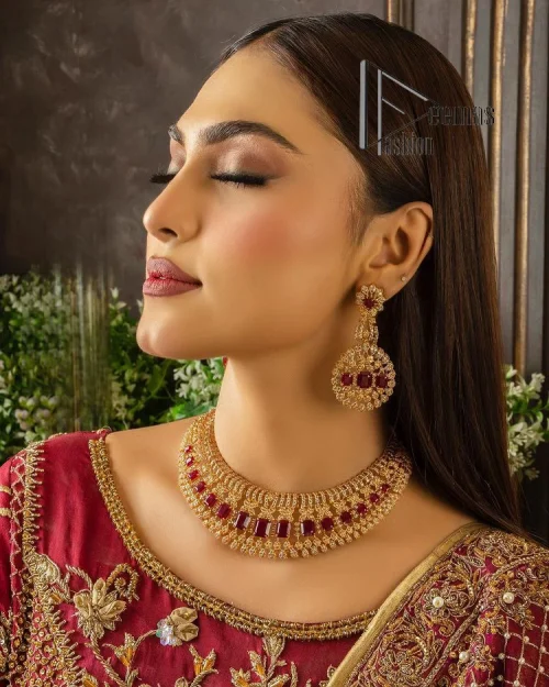 Maroon is the colour language to show bold and cuteness at the same time. DeemasFashion presents this Pakistani reception wear