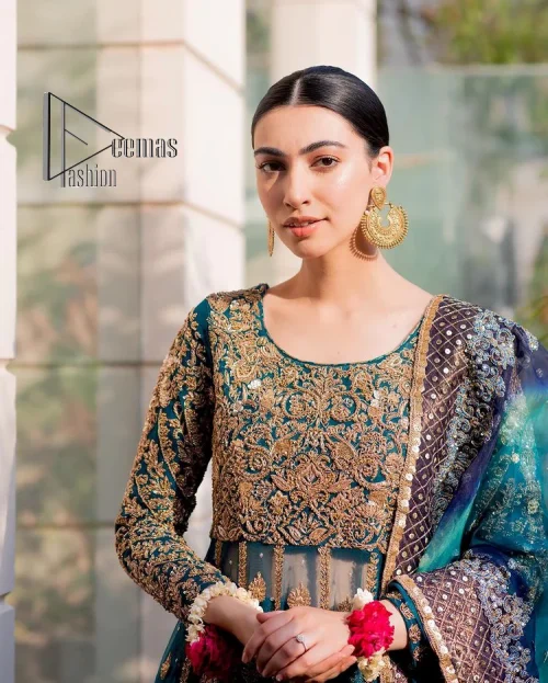The bride wears blue just touches the blues of the sky. DeemasFashion introduces this teal blue mehndi outfit which begins