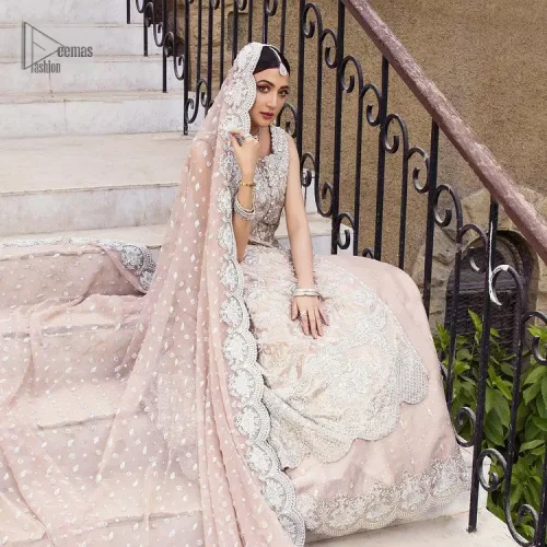 The subtle colour palette, delicate embroidery and eye-catching details. All in all a true style statement! Presenting this light brown