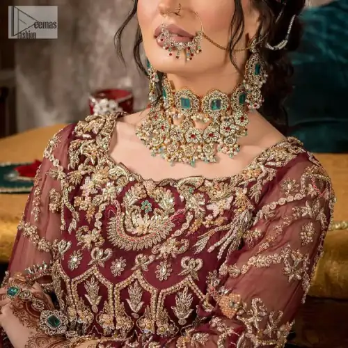 Take your style up a few notches in this elegant reception piece. A pure organza maroon fluffy lehnga is beautifully