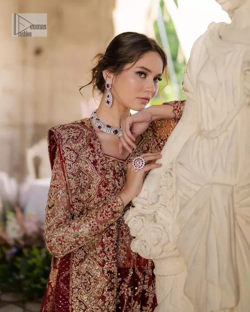 This intricate floral pattern is mirrored on a dreamy canvas to elevate your looks! The blouse in a bright red