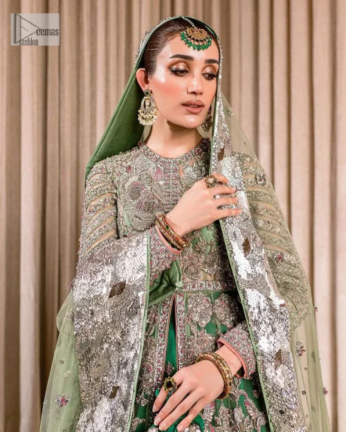 Dive into the world of ultimate allurement with this exquisitely embellished Mehndi outfit that depicts intricate glam with an elegant