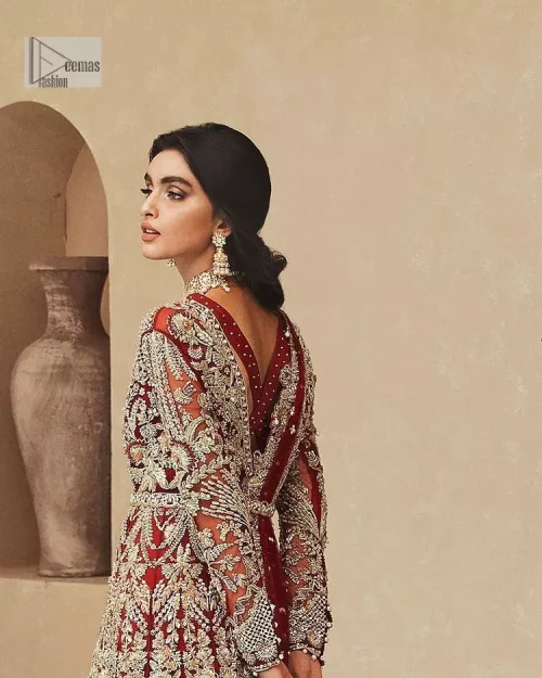 Classic and eye-catching! Made for stylish brides.  This reception wear in the bright red shade comes in a stunning open