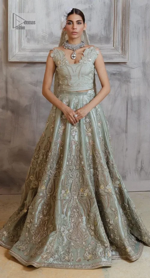 Get this ever-trending floral walima outfit. Keep it romantic and fantastic with the DeemasFashion latest articles! The soft green blouse