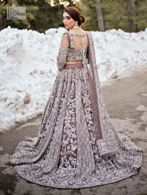 Make a lasting impression with this opulent attire, tailored to perfection for your Walima celebration.