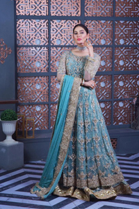 Serving looks we love. DeemasFashion presents this party outfit in sky blue colour which is adorned with silver embroidery and further prominent with tilla, dabka, kora, Kundan, Zardozi and the real magic of crystals. The round neckline looks like a complete diva since it is so opulent and vibrant. Further, the full sleeves make this masterpiece lovely and charming. It is organized with lehenga made with pure jamawar which speaks for itself. Complete this outfit with a dupatta framed with four-sided borders that have been carefully added for the additional finishing touch.