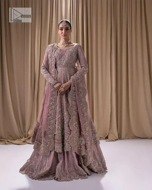 Stand out and stay pink with this nikah wear! The delightful article in pink colour is a traditional masterpiece that
