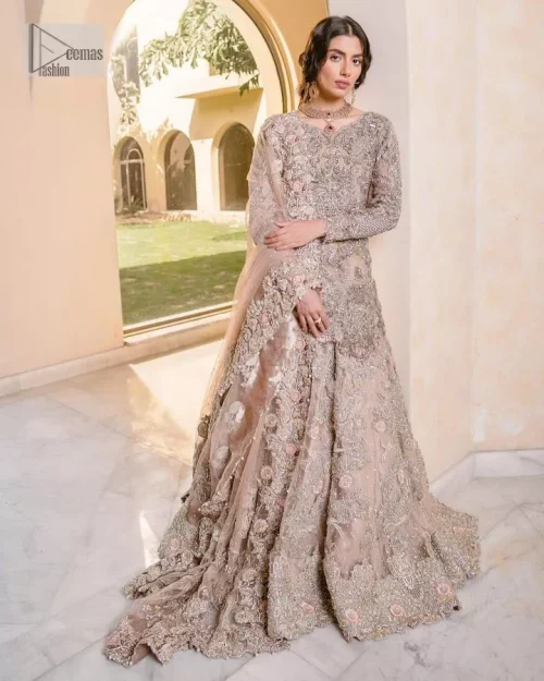 Let your nikah outfit do the talking. An elegant rhyme to tradition, this short shirt and lehenga create aesthetical magic